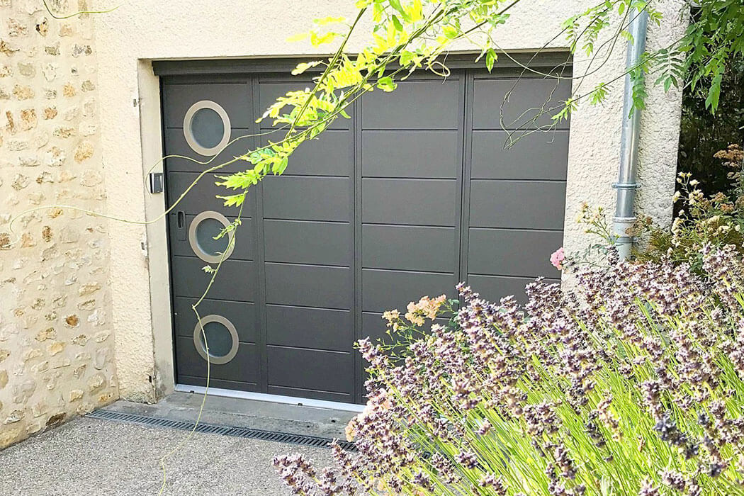 Porte de garage déplacement latéral de Parthenay Menuiserie 17